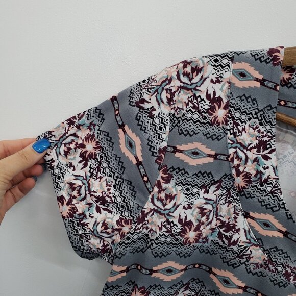 Vanity Womens Super Soft Aztec Short Sleeve V-Neck T-Shirt Size XL Gray Casual - Picture 6 of 10